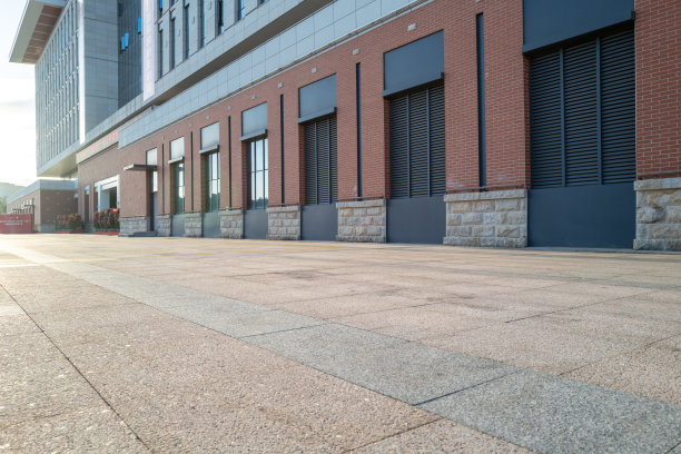 现代建筑。红砖建筑外的广场图片下载