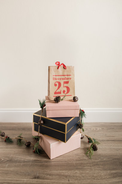 现代节日红色和海军圣诞礼盒和袋与乡村花环的圣诞节2022图片下载