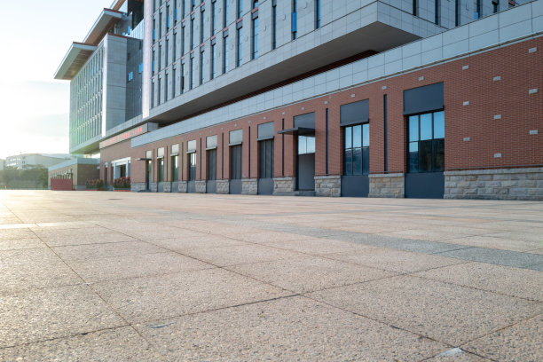 现代建筑。红砖建筑外的广场图片下载