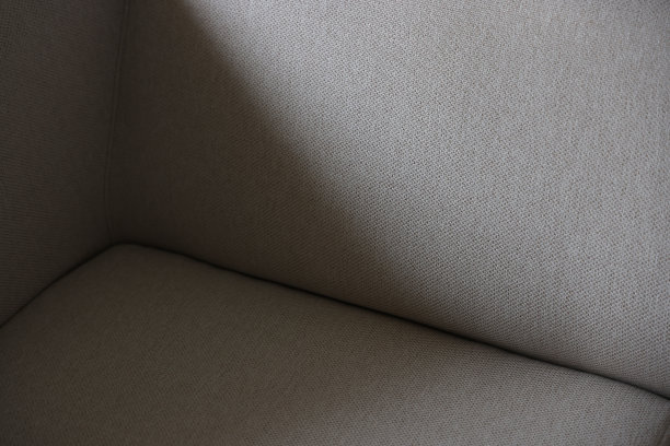 灰色纺织品在客厅舒适的沙发上图片下载