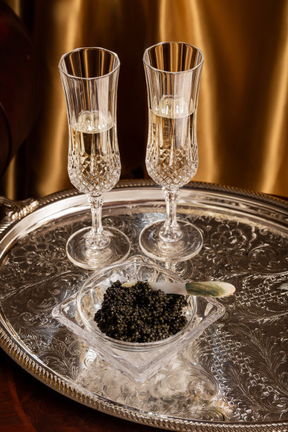 水晶酒杯配香槟和黑鱼子酱图片下载