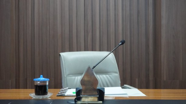 设计室内的桌子、椅子和麦克风，在家里的工作室内喝咖啡进行电话会议图片下载