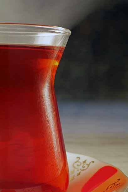 在木制背景上特写一杯土耳其茶图片下载