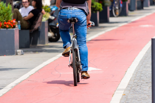 办公室的人骑自行车图片下载