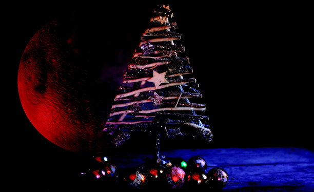 圣诞之夜，在五彩缤纷的月亮照耀下，欢度佳节图片下载