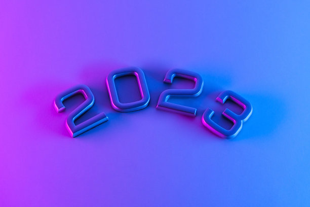 霓虹灯上的数字2023。蓝色粉色背景的2023年新年。明信片是紫色的。圣诞快乐。图片下载