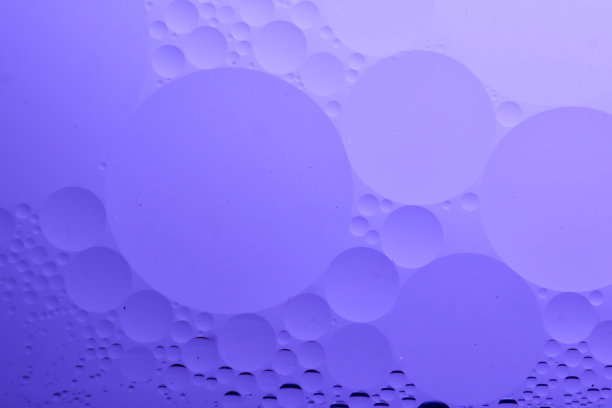 油泡在水与紫色背景图片下载