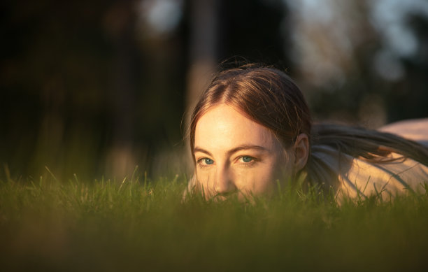 金发女孩的肖像。图片下载