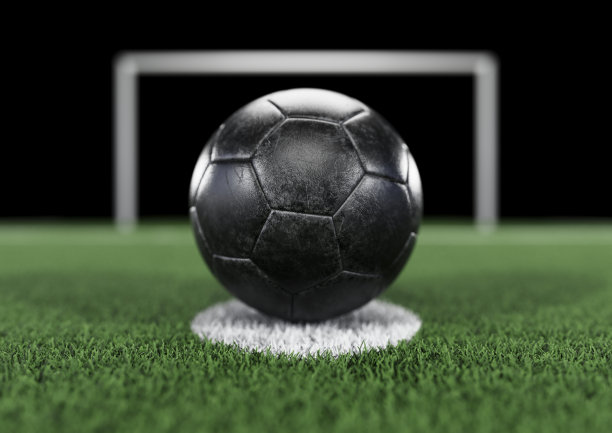 磨损和划伤的黑色皮革足球点球点，与门柱和网的背景。绿草，人造草皮。足球世界杯。图片下载