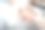 专业足疗师在沙龙进行足疗图片下载