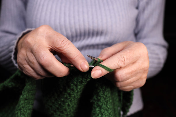 女人用毛线编织针。自制服装的概念，休闲，爱好图片下载