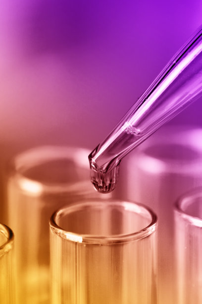 装有蓝色液态水样本的试管和移液管。图片下载