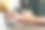 网上购物从家里阳台，男子使用笔记本电脑，移动智能手机和信用卡购买图片下载