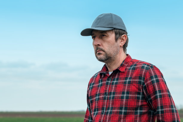 男性农民在田野的肖像，以天空为复制空间图片下载