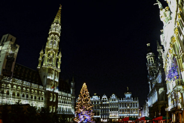 布鲁塞尔，2021年12月:在节日期间参观美丽的比利时城市布鲁塞尔图片下载