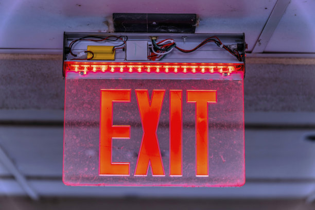 红色LED出口天花板安装的标志-奥斯汀湖，奥斯汀，德克萨斯州图片下载