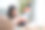 亚洲母亲和孩子一起在家工作时玩得很开心-家庭爱的概念-关注妈妈的脸图片下载