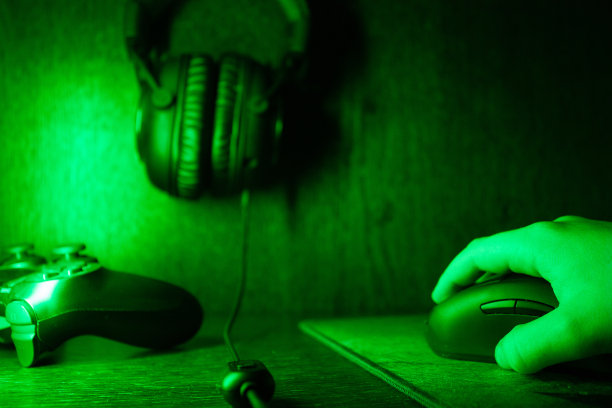 鼠标和耳机，专业玩家的想法。图片下载