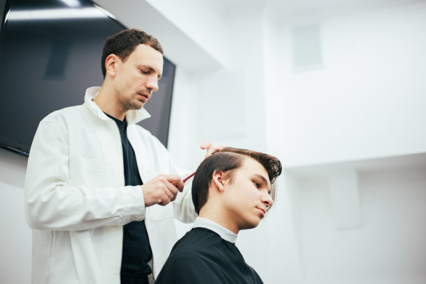 男理发师正在给客户理发图片下载