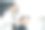 男理发师正在给客户理发图片下载