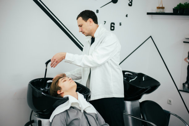 男理发师正在给客户理发图片下载