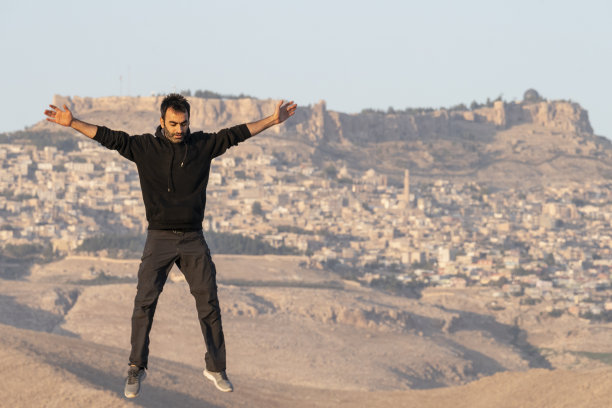 身后抱着马尔丁历史观的人跳了起来。图片下载