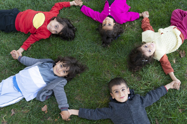 孩子们在公园里玩耍图片下载