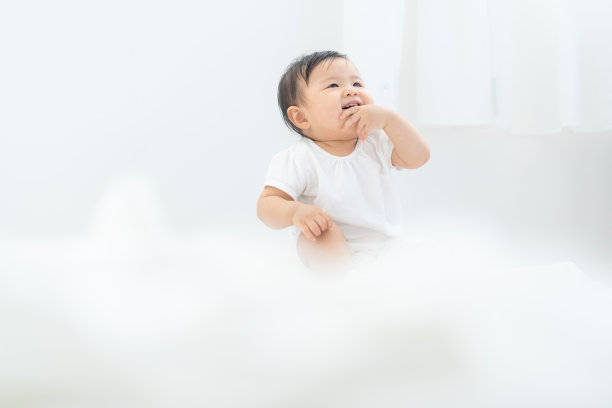 婴儿肖像在家里玩得很开心图片下载