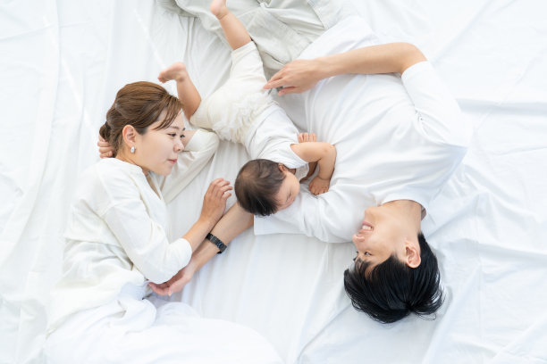 一家人带着孩子在家休息图片下载