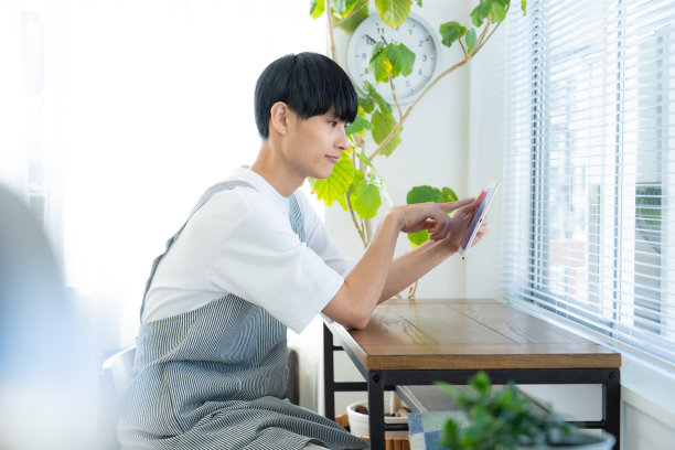 男人在家里用电脑工作图片下载