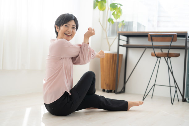 女人在家里伸展和放松图片下载