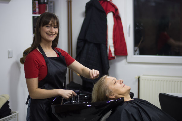 在美容院洗头发的过程图片下载