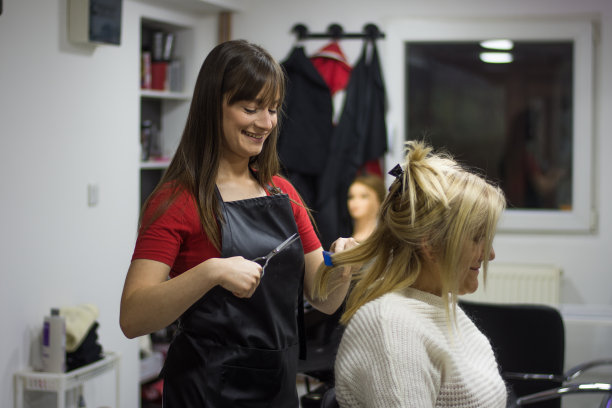 妇女坐在美容发廊风格图片下载