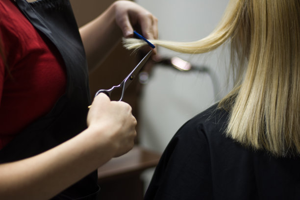 理发师在沙龙里理发的理发师图片下载