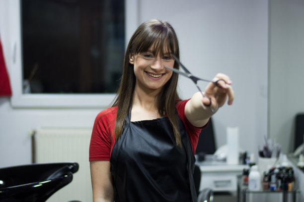 专业发型师拿着剪刀图片下载