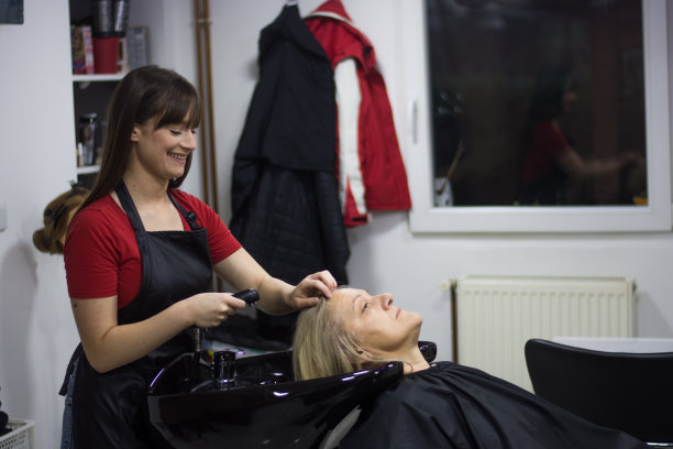 理发师为顾客洗头图片下载