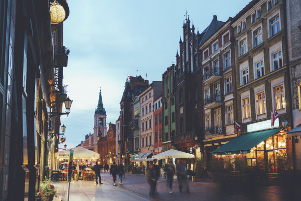 夜晚，波兰托伦老城的Szeroka街图片下载