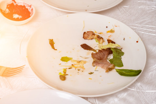 餐厅餐桌上的剩菜和脏盘子。聚会后剩下的残羹剩饭。图片下载