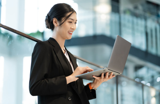 一个年轻漂亮的亚洲女商人在公司的肖像图片下载