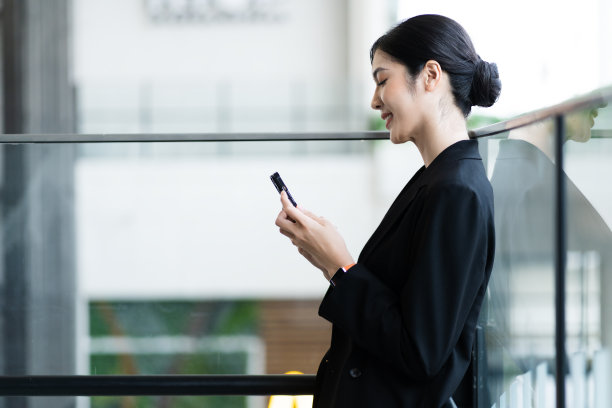 一个年轻漂亮的亚洲女商人在公司的肖像图片下载