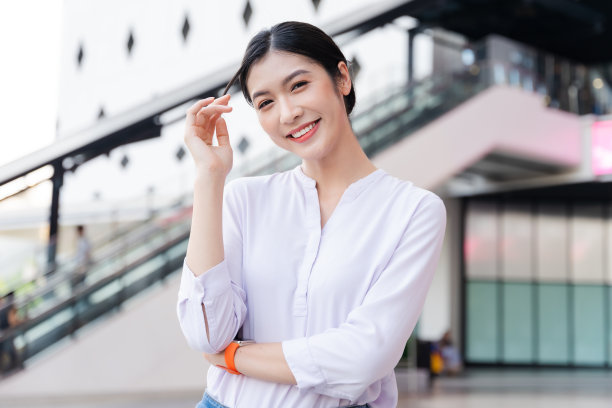 在街上快乐微笑的年轻女子图片下载