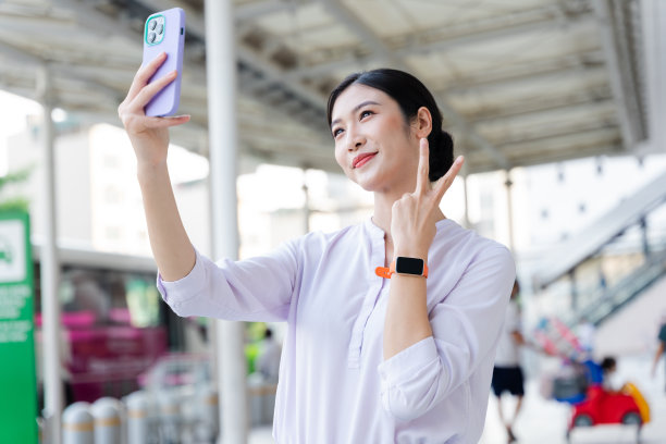 在街上快乐微笑的年轻女子图片下载