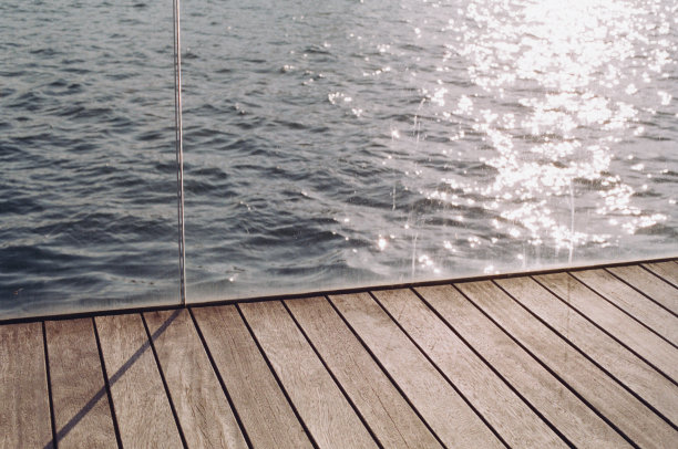 滨水区的木质甲板和玻璃图片下载