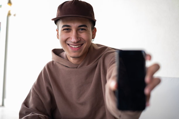 年轻人展示智能手机图片下载