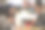 冬天，一对年轻的东亚夫妇坐在一家餐馆里，男人给了女人一份礼物——库存照片图片下载