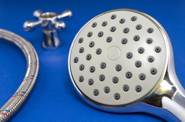 蓝色背景特写的大型淋浴喷壶图片下载