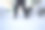 一个站在雪地里的人。小女孩用爪子擦雪。图片下载