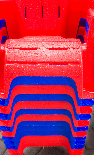 雨中堆叠的椅子图片下载