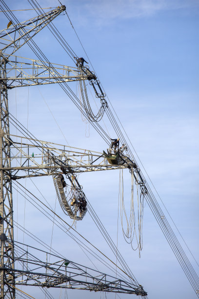 工人们在组装输电塔图片下载