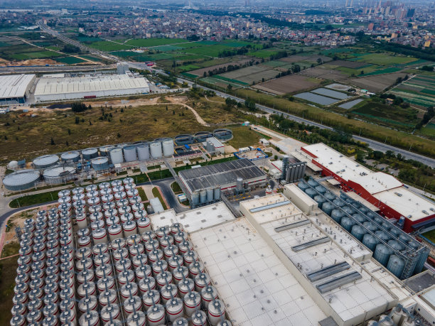 啤酒厂液体罐和道路的鸟瞰图图片下载